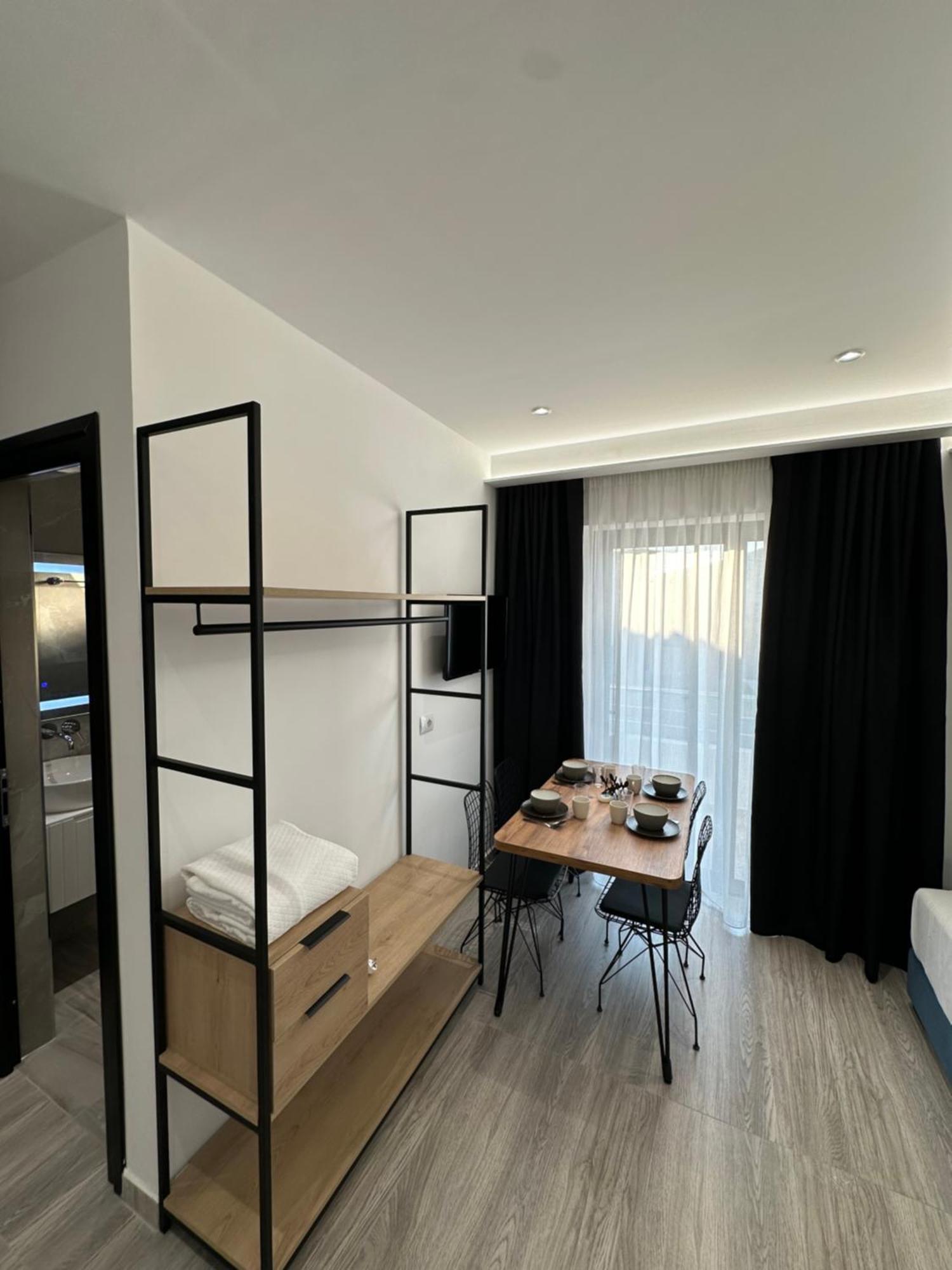 Io'S Apartments Sarandë Buitenkant foto